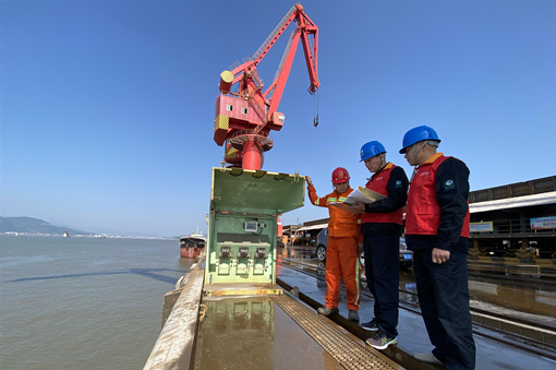 完整准确全面贯彻新发展理念</p><p>　　以科学理论指导法治国网建设