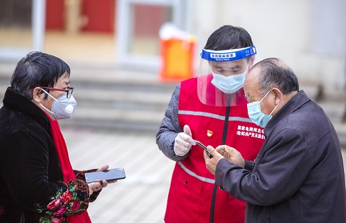 坚持人民至上弘扬伟大抗疫精神</p><p>　　从严从紧落实疫情防控各项措施